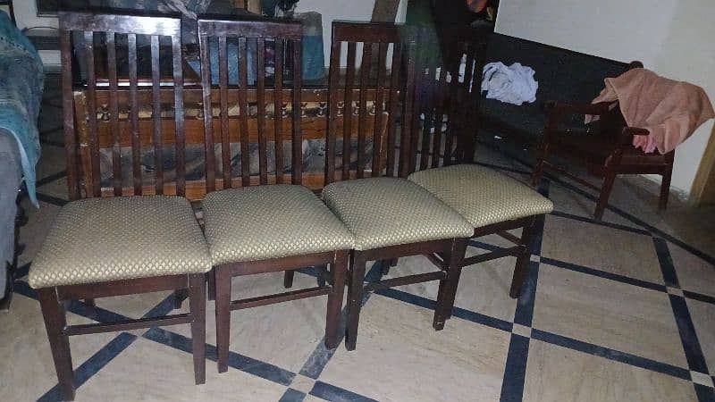 dining table in very good condition 0