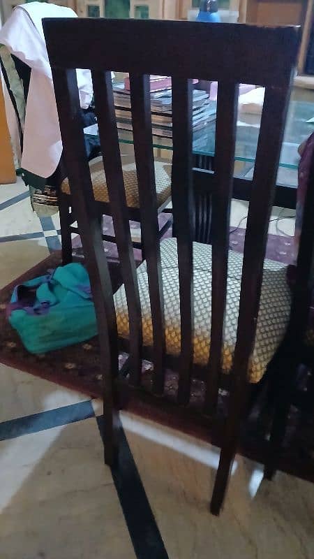 dining table in very good condition 2
