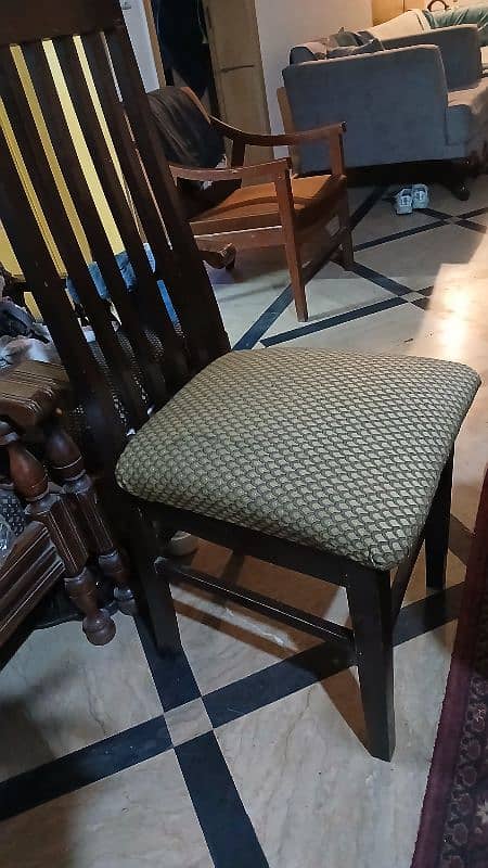 dining table in very good condition 4