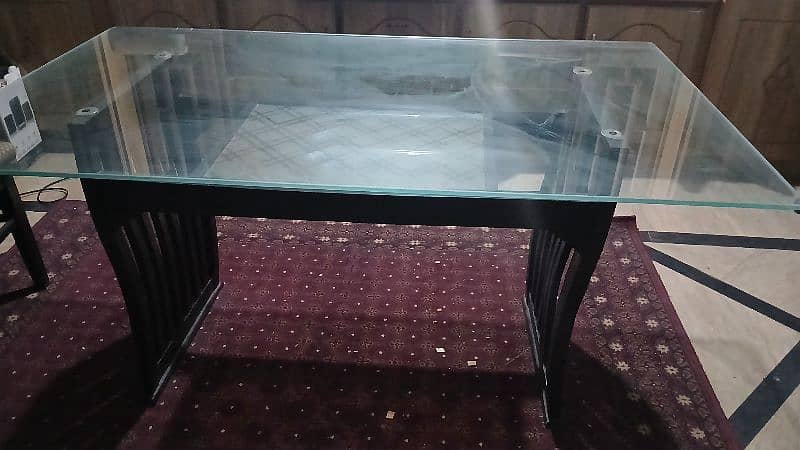 dining table in very good condition 1