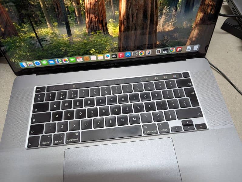 MacBook pro 2019 core i9 16" 16 gb ,1TB 4 gb graphics 0