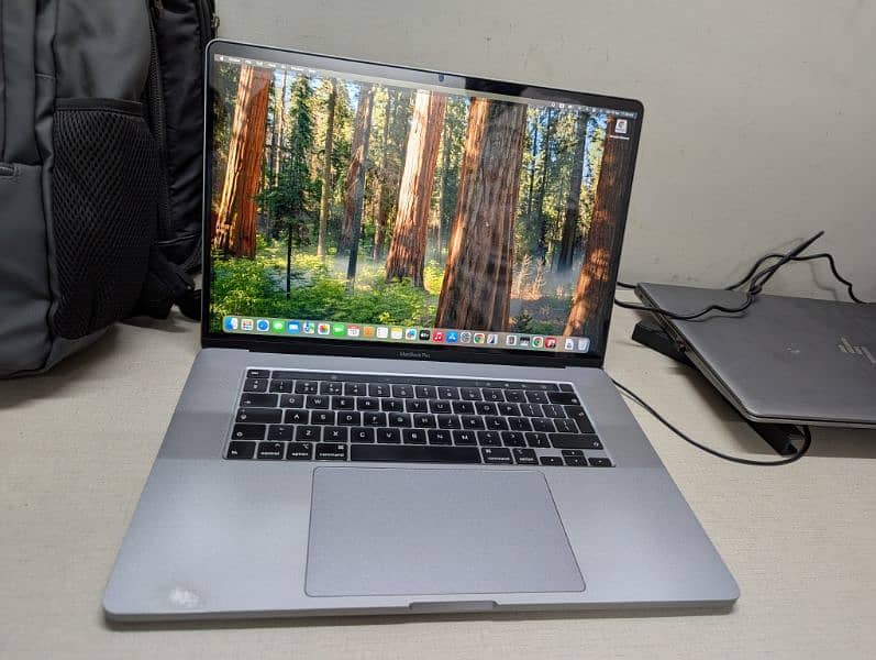 MacBook pro 2019 core i9 16" 16 gb ,1TB 4 gb graphics 1