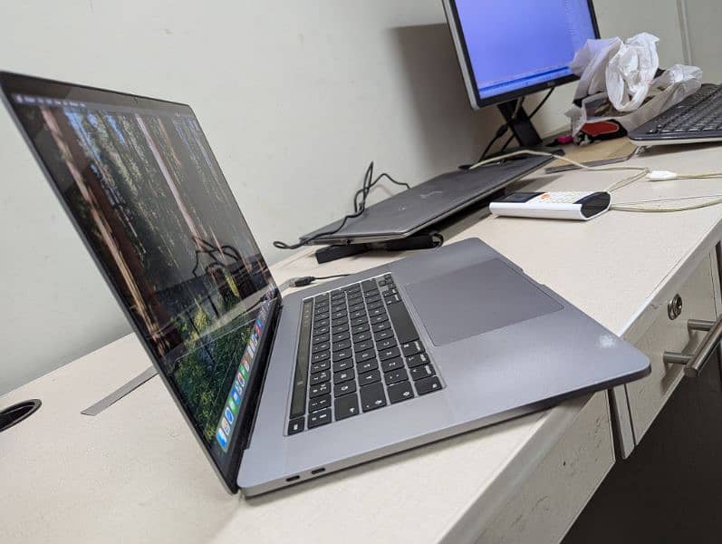 MacBook pro 2019 core i9 16" 16 gb ,1TB 4 gb graphics 2