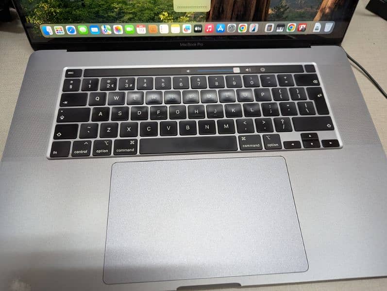 MacBook pro 2019 core i9 16" 16 gb ,1TB 4 gb graphics 3