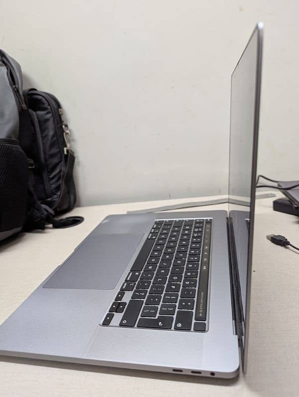 MacBook pro 2019 core i9 16" 16 gb ,1TB 4 gb graphics 5