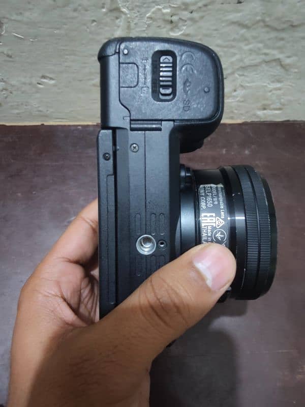 Sony mirrorless a6400 with lens 4