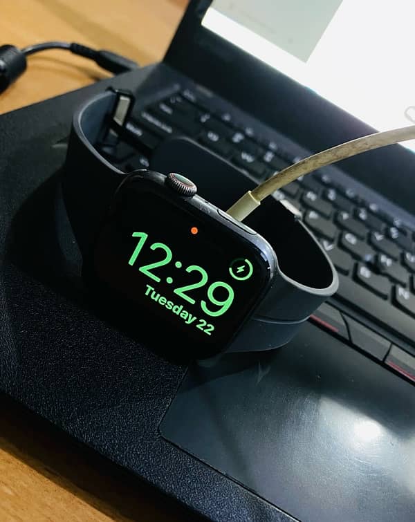 Apple Watch Series 4 (44mm) Cellular + GPS with Box Accessories 2