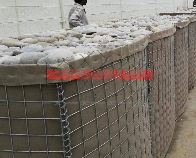 Chain Link Fence/ Razor Wire/ Hesco Bags/ Weld Mesh/ Barbed Wire/ mesh 17