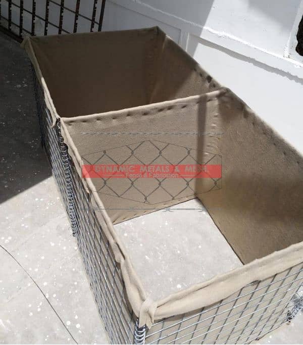 Chain Link Fence/ Razor Wire/ Hesco Bags/ Weld Mesh/ Barbed Wire/ mesh 18
