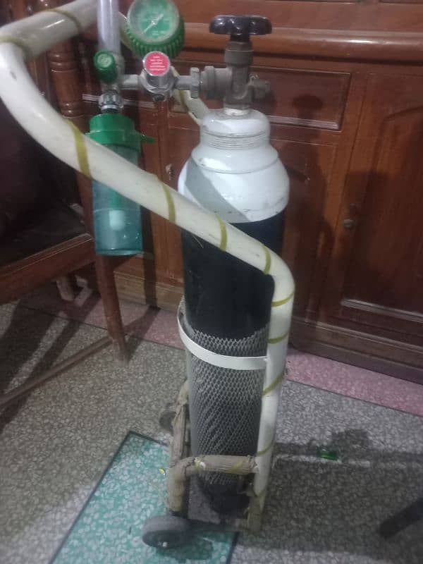 Oxcygen Cylinder and Concentrator 0