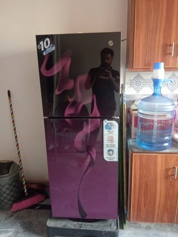 Pel Ki Fridge Ha 7 8 month used bilkul new ha height 4.8 feet hain 3