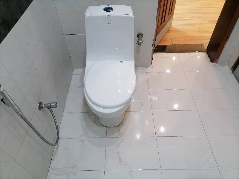 10 Marla House For Rent In Askari 11 - Sector A Lahore 2
