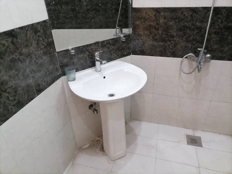 10 Marla House For Rent In Askari 11 - Sector A Lahore 3