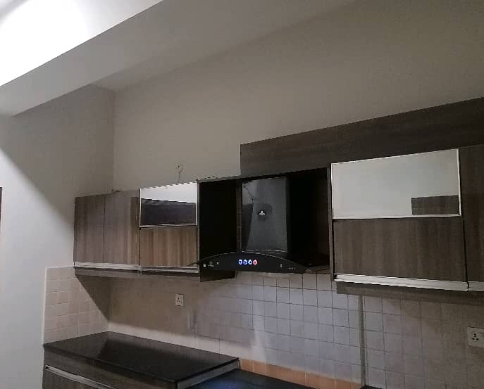 10 Marla Flat For Rent In Askari 11 - Sector B 10