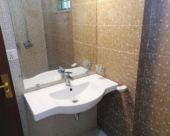 10 Marla Flat For Rent In Askari 11 - Sector B 5