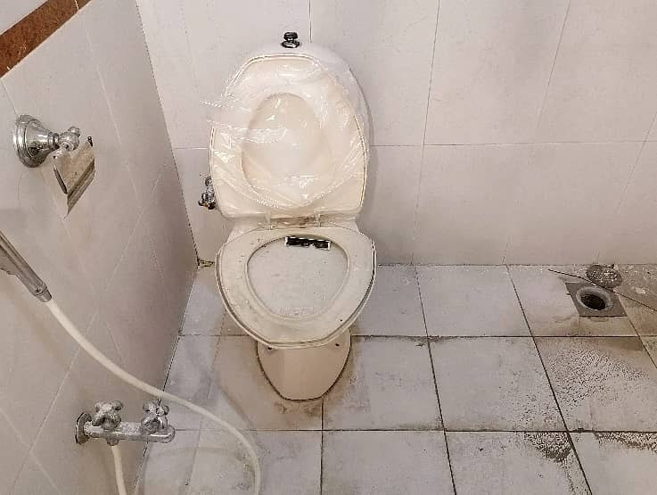 In Askari 11 - Sector A House For Rent Sized 12 Marla 5