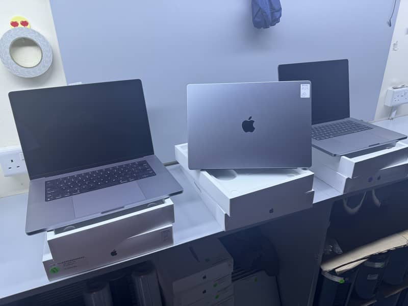 MacBook Pro 16" M1 Pro M1 Max Ram 16 32 and 64 SSD 512 and 1 TB 0