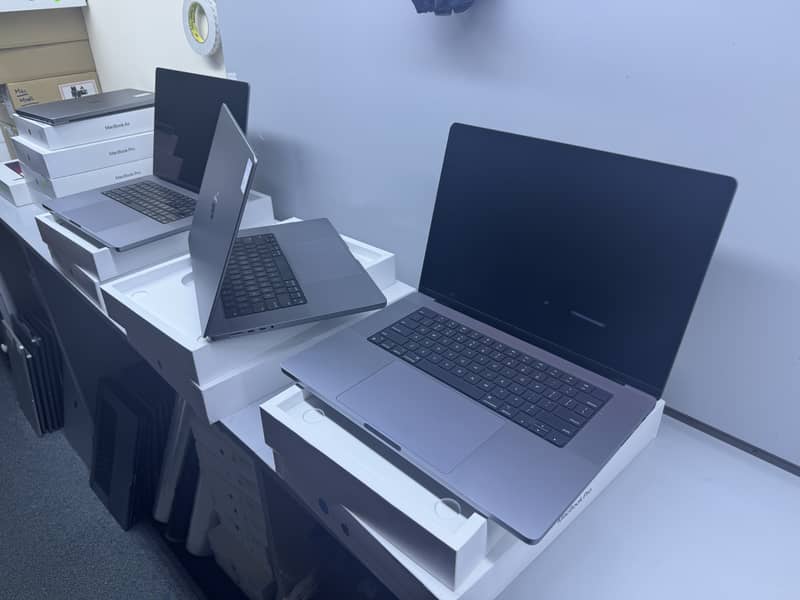 MacBook Pro 16" M1 Pro M1 Max Ram 16 32 and 64 SSD 512 and 1 TB 1