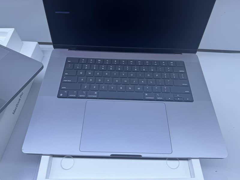 MacBook Pro 16" M1 Pro M1 Max Ram 16 32 and 64 SSD 512 and 1 TB 2