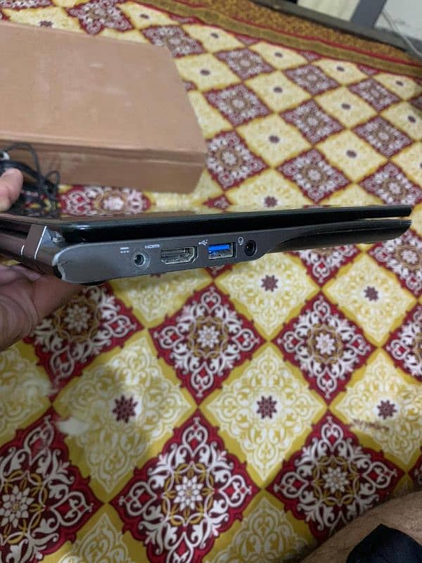 Acer C 740 Window 10 2gb 128 M2 ssd 10