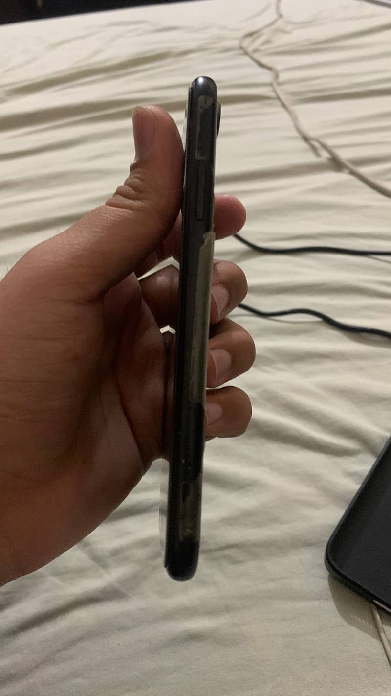 Iphone XR 128gb (minor white spots) 2