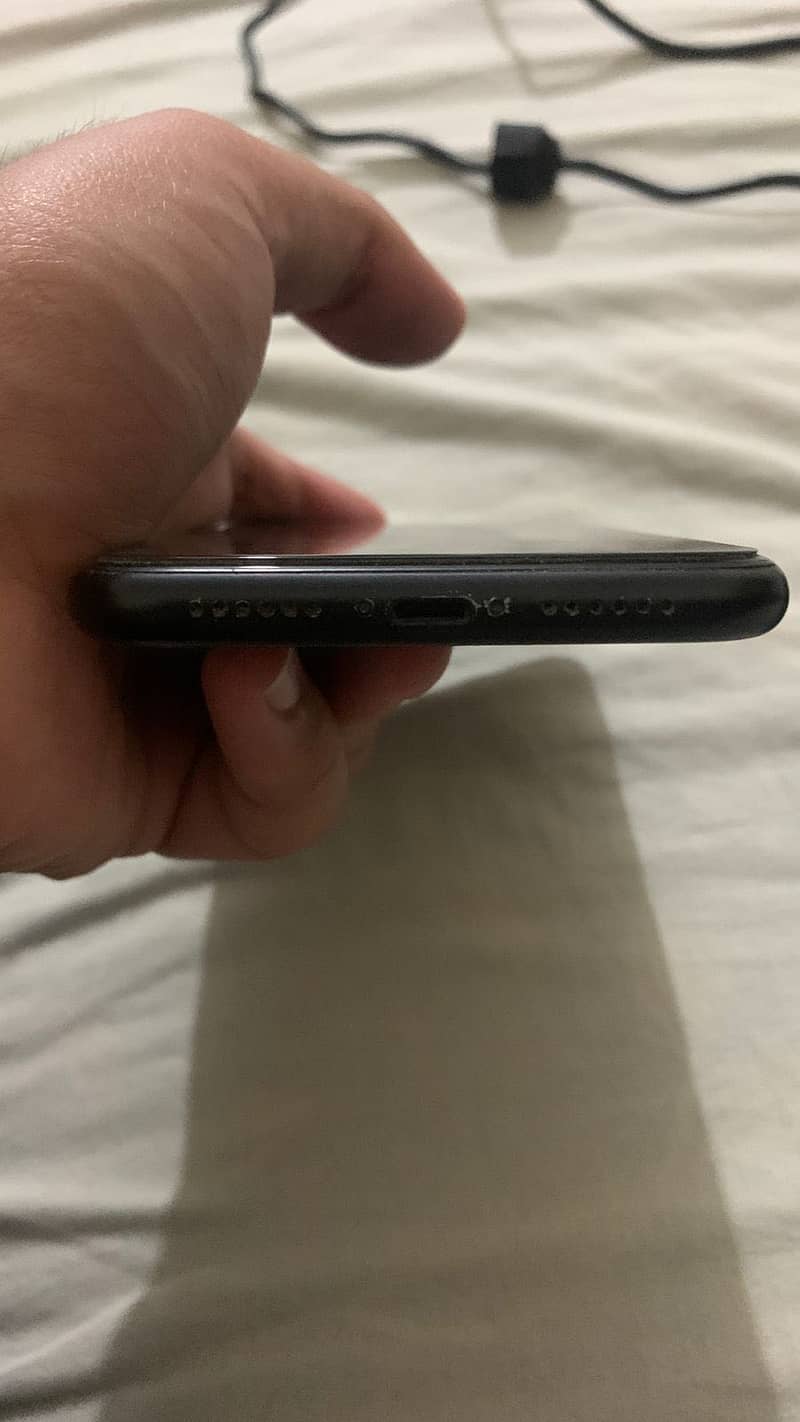Iphone XR 128gb (minor white spots) 3
