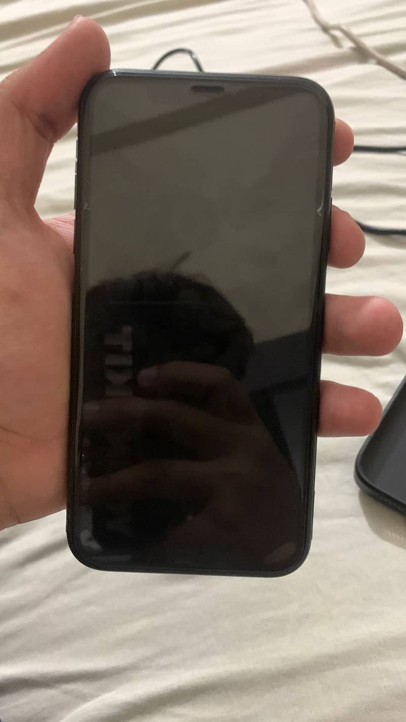 Iphone XR 128gb (minor white spots) 4