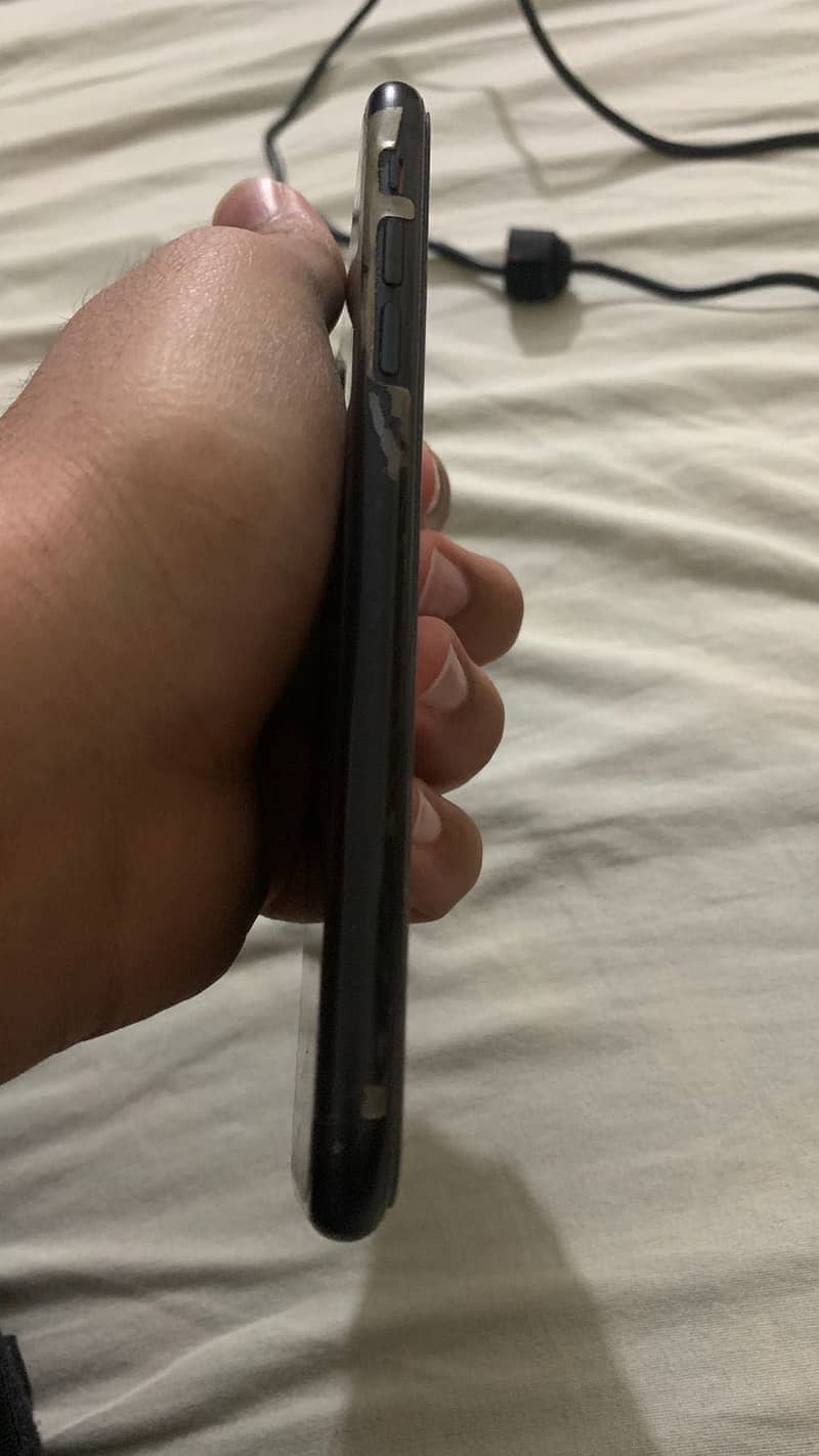 Iphone XR 128gb (minor white spots) 5