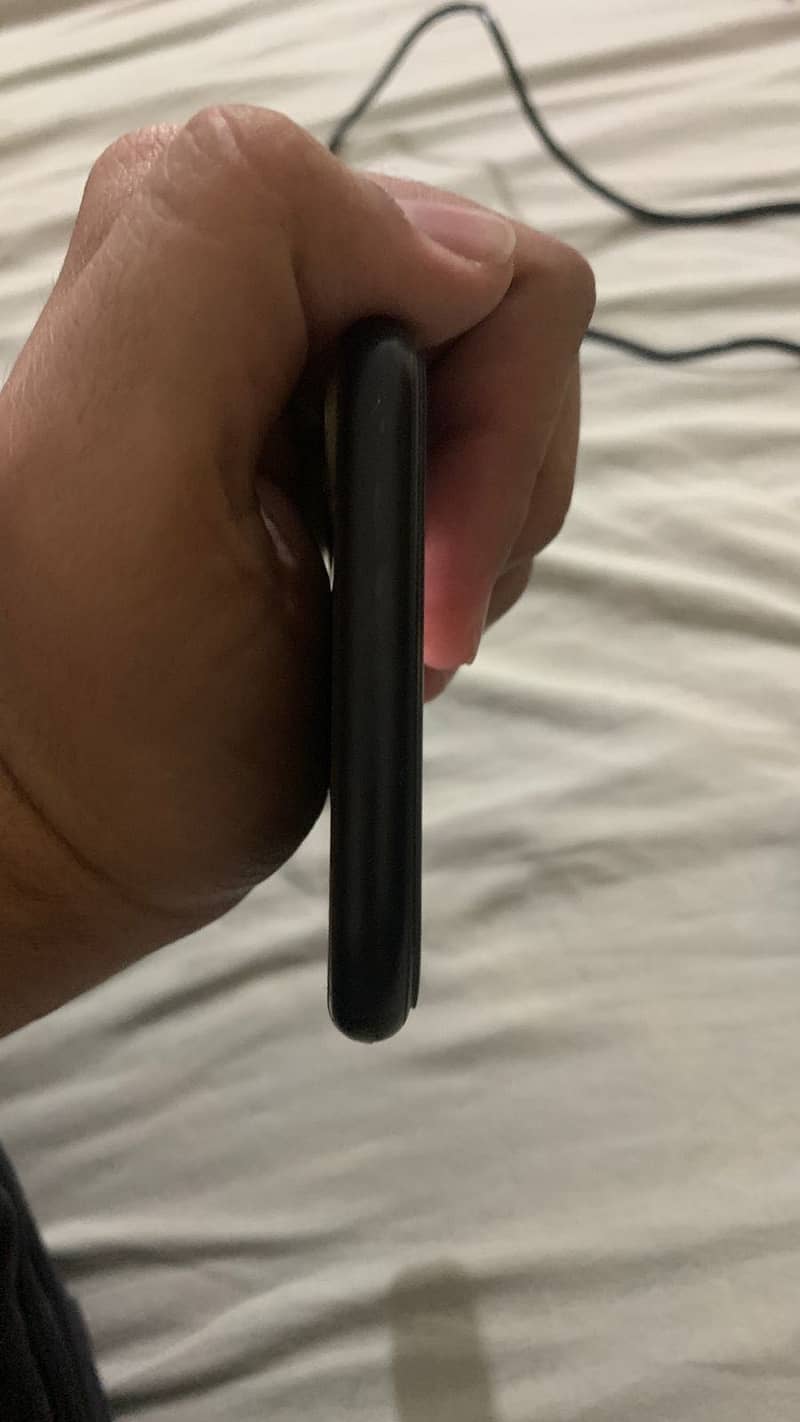 Iphone XR 128gb (minor white spots) 6