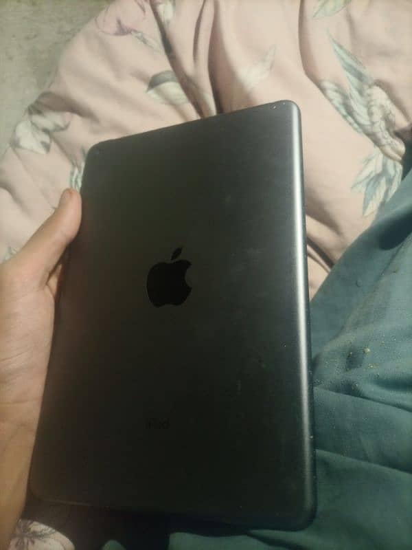 ipad mini 5 prefect condition. . 3