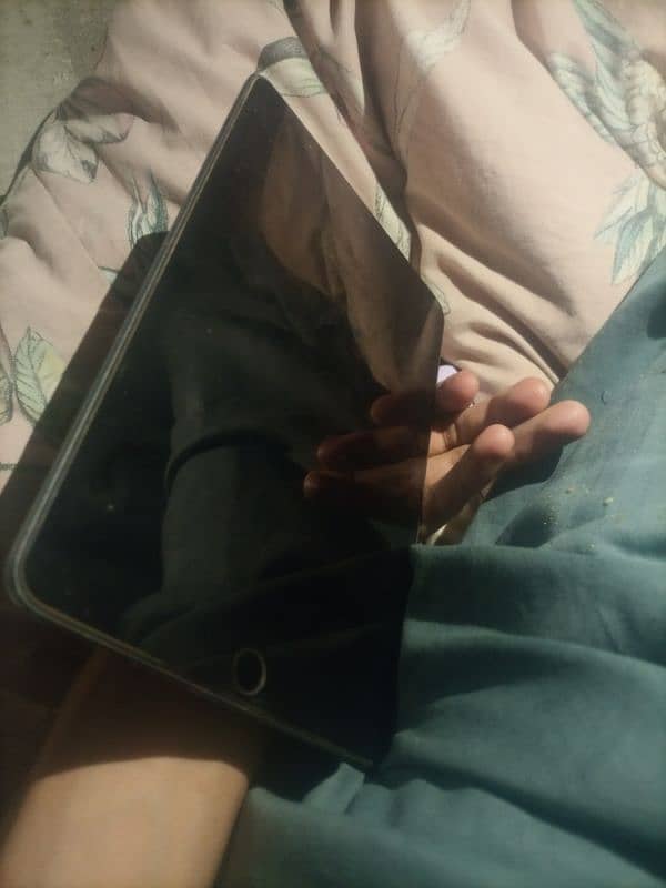 ipad mini 5 prefect condition. . 4