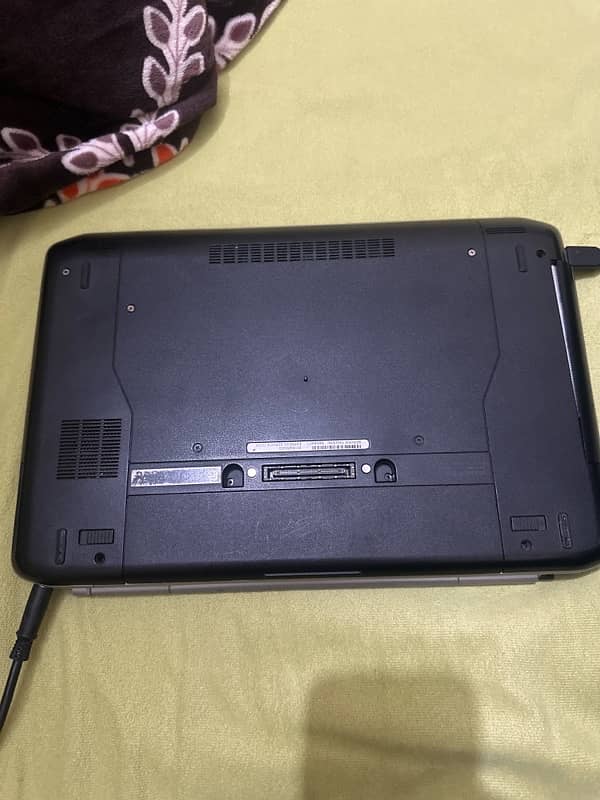 Dell leptop 10 \ 10 ssd 128 lagi hui hy inter core i5 2nd genration 4