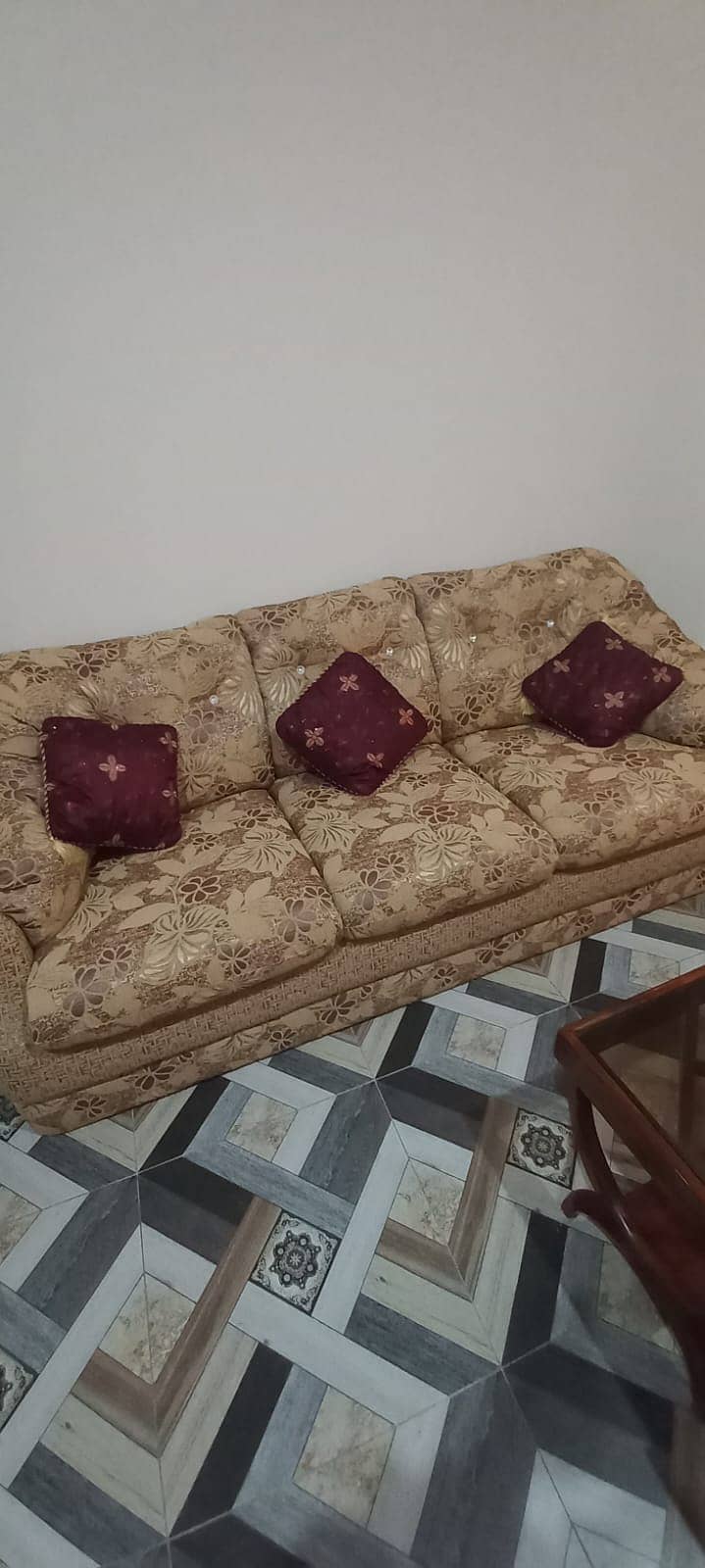 "Stylish 5-Seater Sofa Set for Sale – Great Condition & Comfort" 0