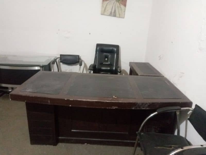 office Boss table and boss chair and 4 client chair and 1 employ table 0
