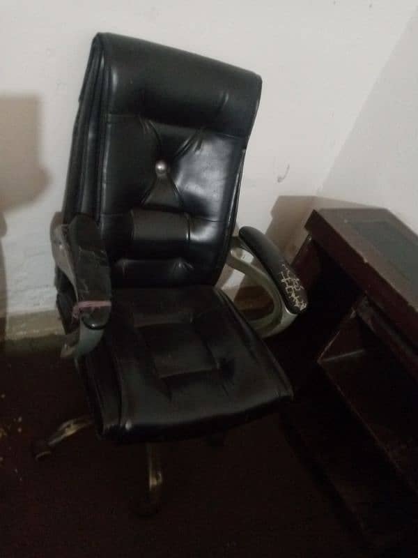 office Boss table and boss chair and 4 client chair and 1 employ table 2