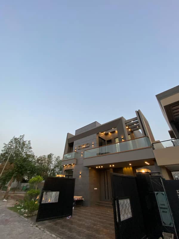 10.45 Marla Beautiful House Bahria Town, Lahore 5
