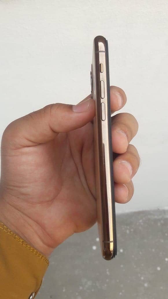 iphone 11 pro -non pta- 64gb- just disply change- battery service 4