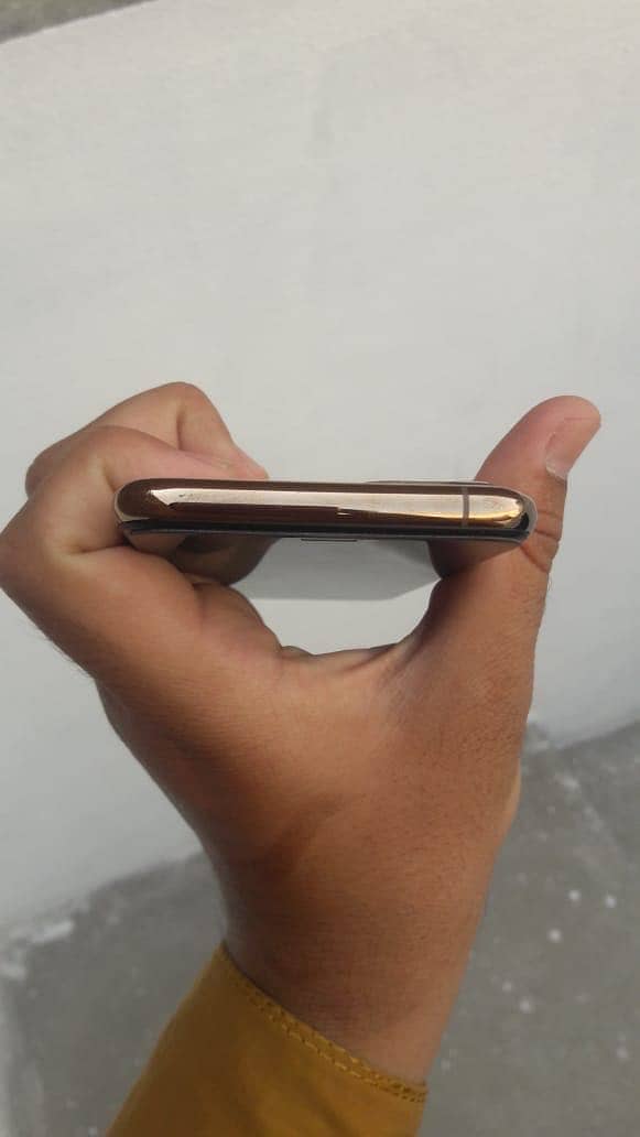 iphone 11 pro -non pta- 64gb- just disply change- battery service 6