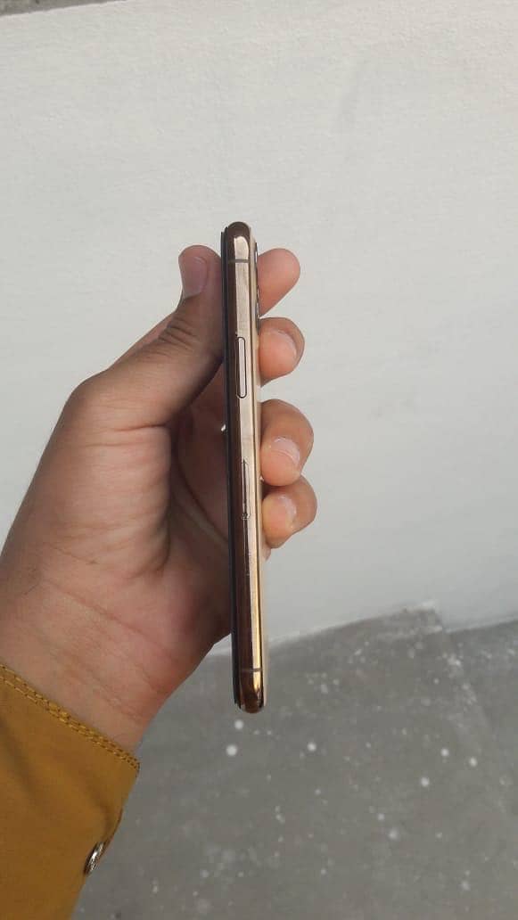 iphone 11 pro -non pta- 64gb- just disply change- battery service 7