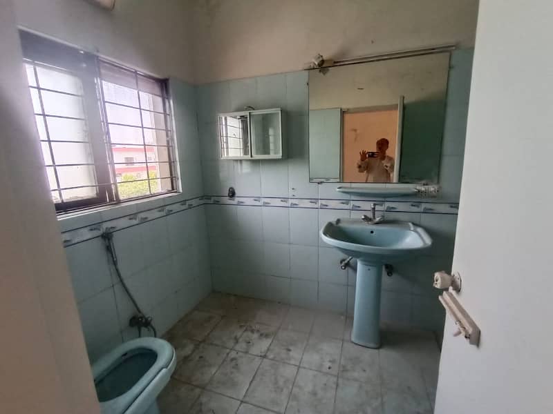 25 MARLA UPPER PORTION FOR RENT IN DHA PHASE 1 NEAR H BLOCK MARKET 4