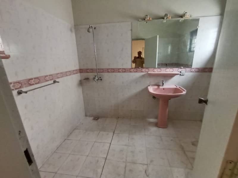 25 MARLA UPPER PORTION FOR RENT IN DHA PHASE 1 NEAR H BLOCK MARKET 8