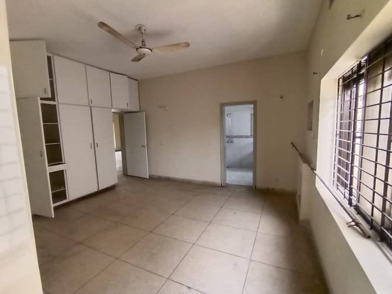 25 MARLA UPPER PORTION FOR RENT IN DHA PHASE 1 NEAR H BLOCK MARKET 16