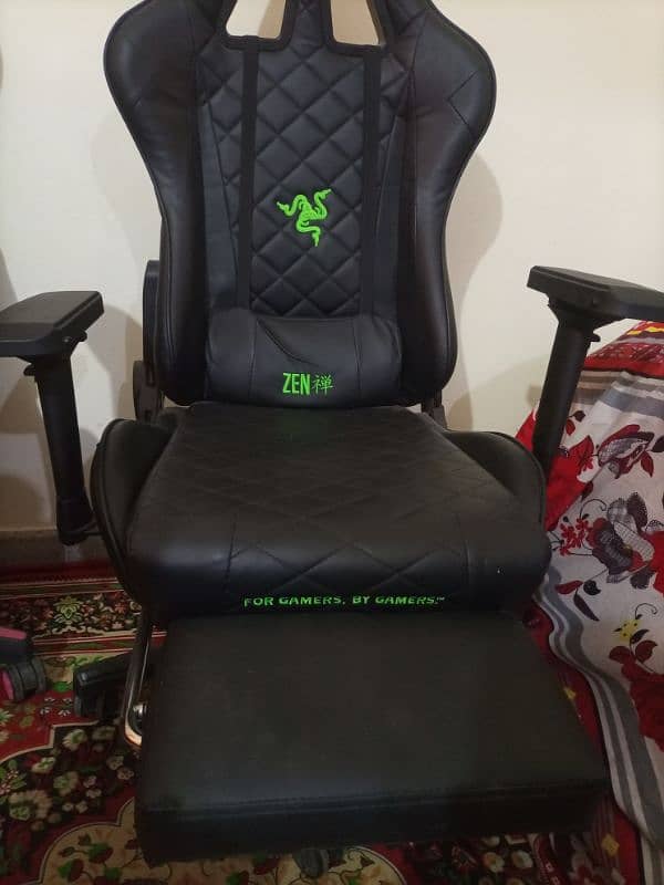 Black Razer Gaming Chair Built-in Footrest 0