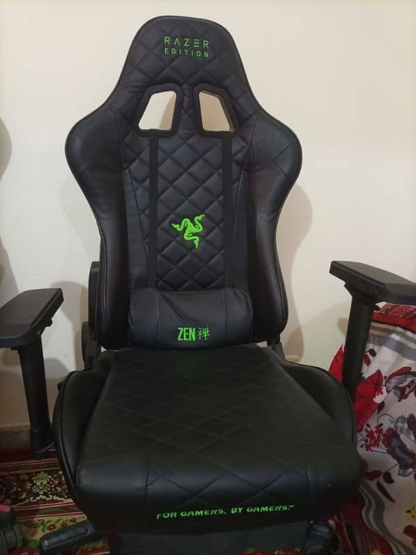 Black Razer Gaming Chair Built-in Footrest 1