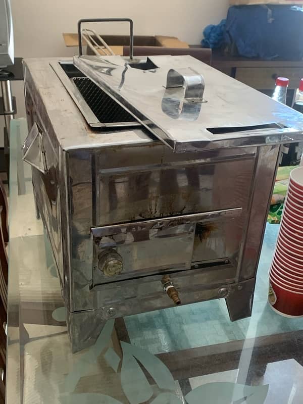 fryer , fries boxes , dips , spoons , plates 0