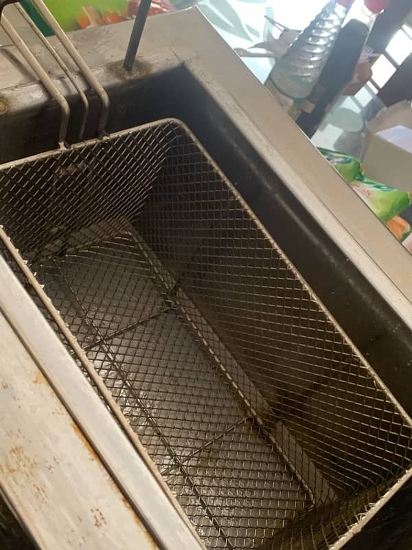 fryer , fries boxes , dips , spoons , plates 1
