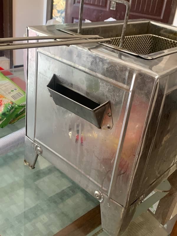 fryer , fries boxes , dips , spoons , plates 2