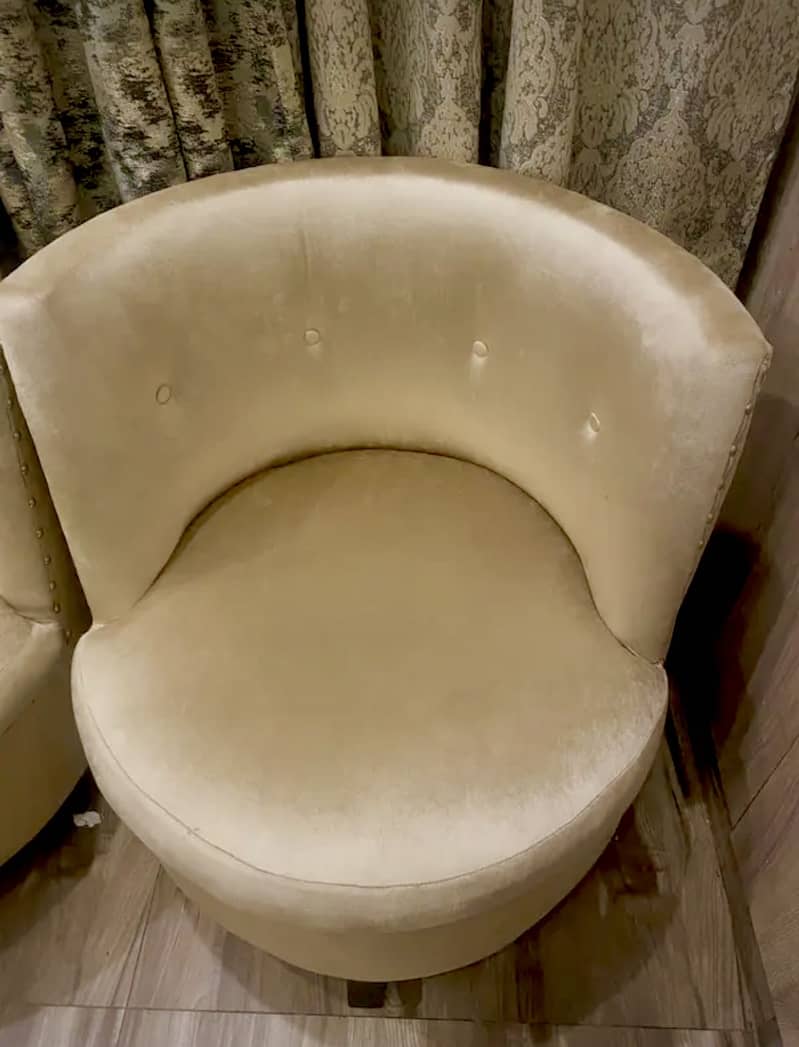 Chairs with table 3
