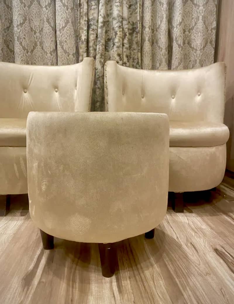 Chairs with table 4