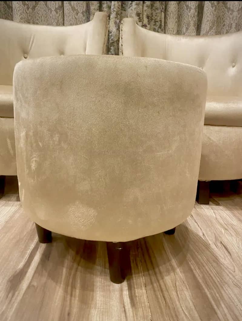 Chairs with table 7